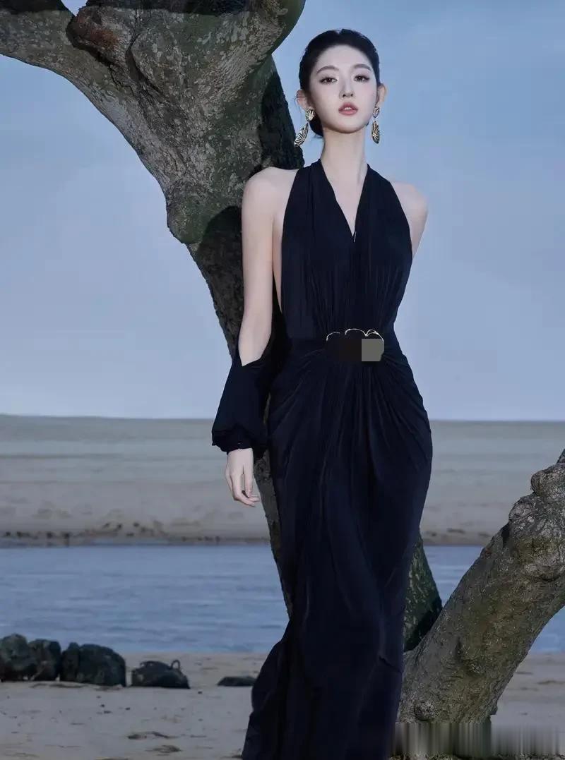 王玉雯换风格后气质大变！穿黑色挂脖裙+盘发，优雅又高级！