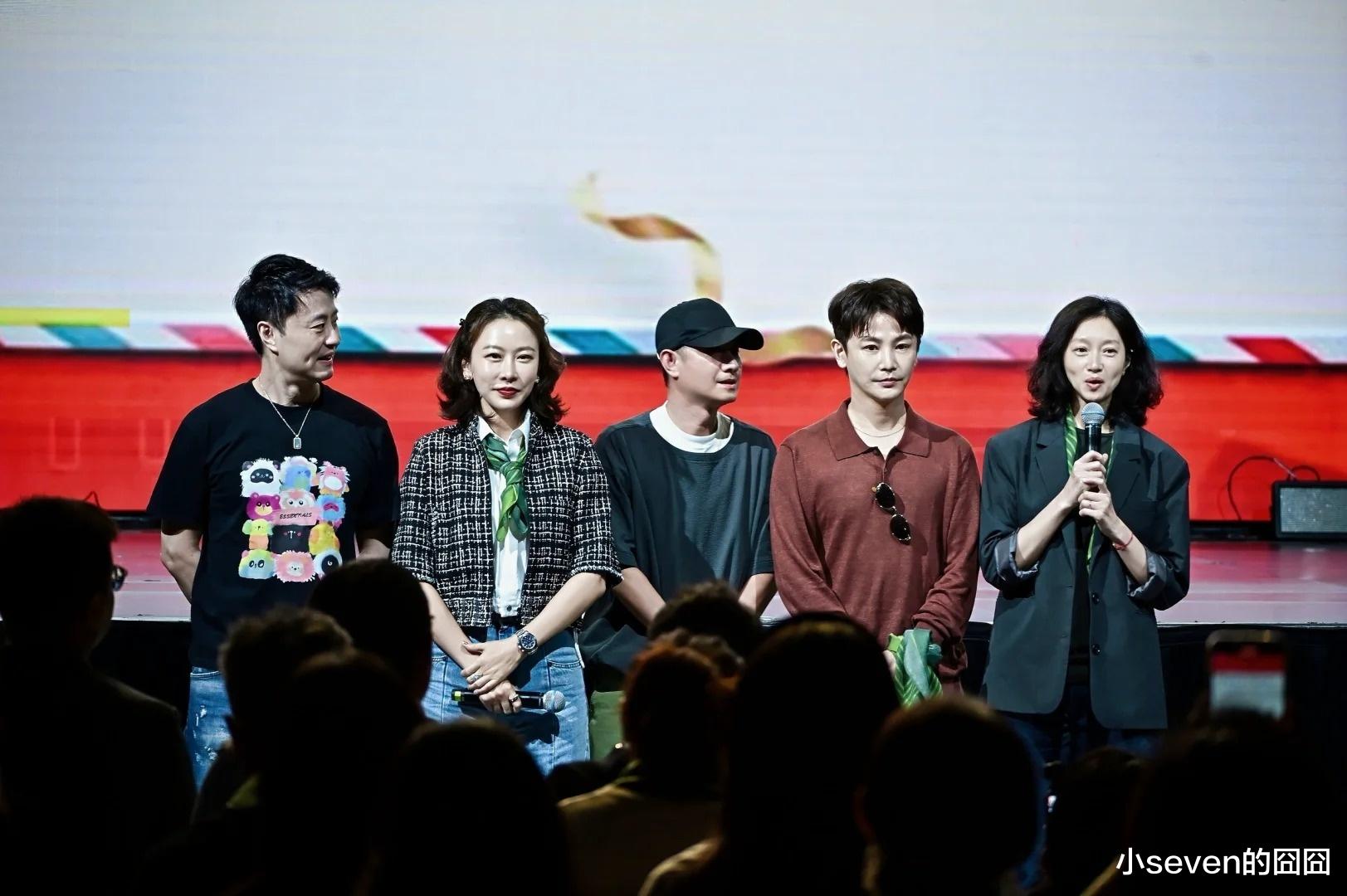 文章参加中戏同学会合照曝光,沈佳妮素颜出镜,满脸笑容略显衰老