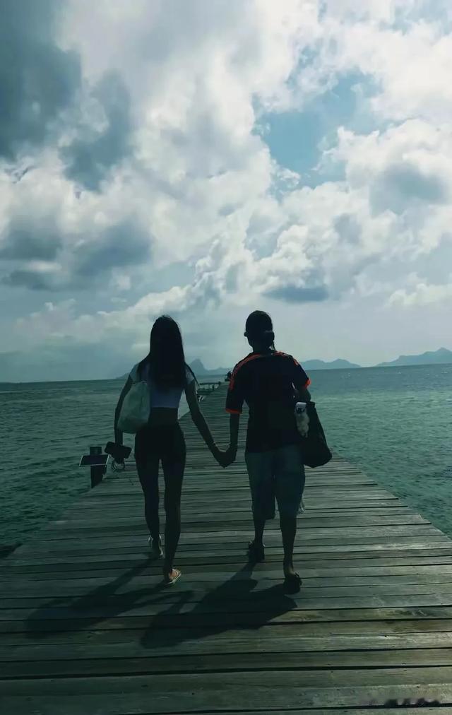 55岁钟丽缇马来西亚泳池变美人鱼，身材碾压少女，水中状态绝了