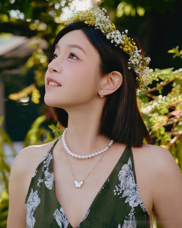 42岁陈妍希穿大露背裙和儿子手牵手庆生,戴花环笑容甜美宛若少女