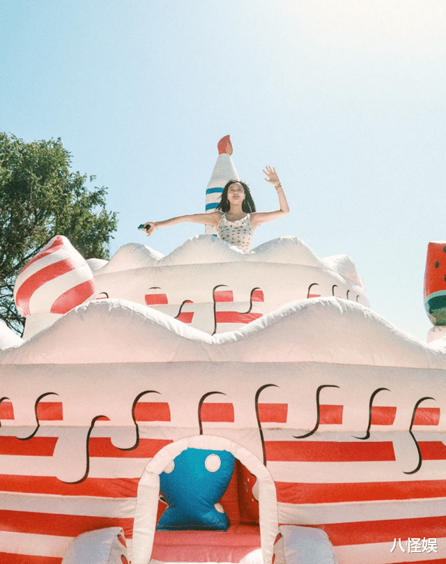 齐溪别墅庆生，院子里搭充气城堡陪女儿玩，LV爱马仕礼品堆满餐桌