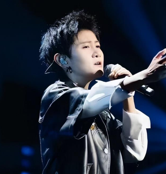 “超女”冠军现状曝光,曾一年挥霍200万,今月薪8000无人识:实惨