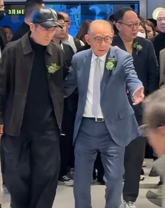 三里屯电影城合影暴露咖位,成龙冯小刚靠边站,c位无人敢争!