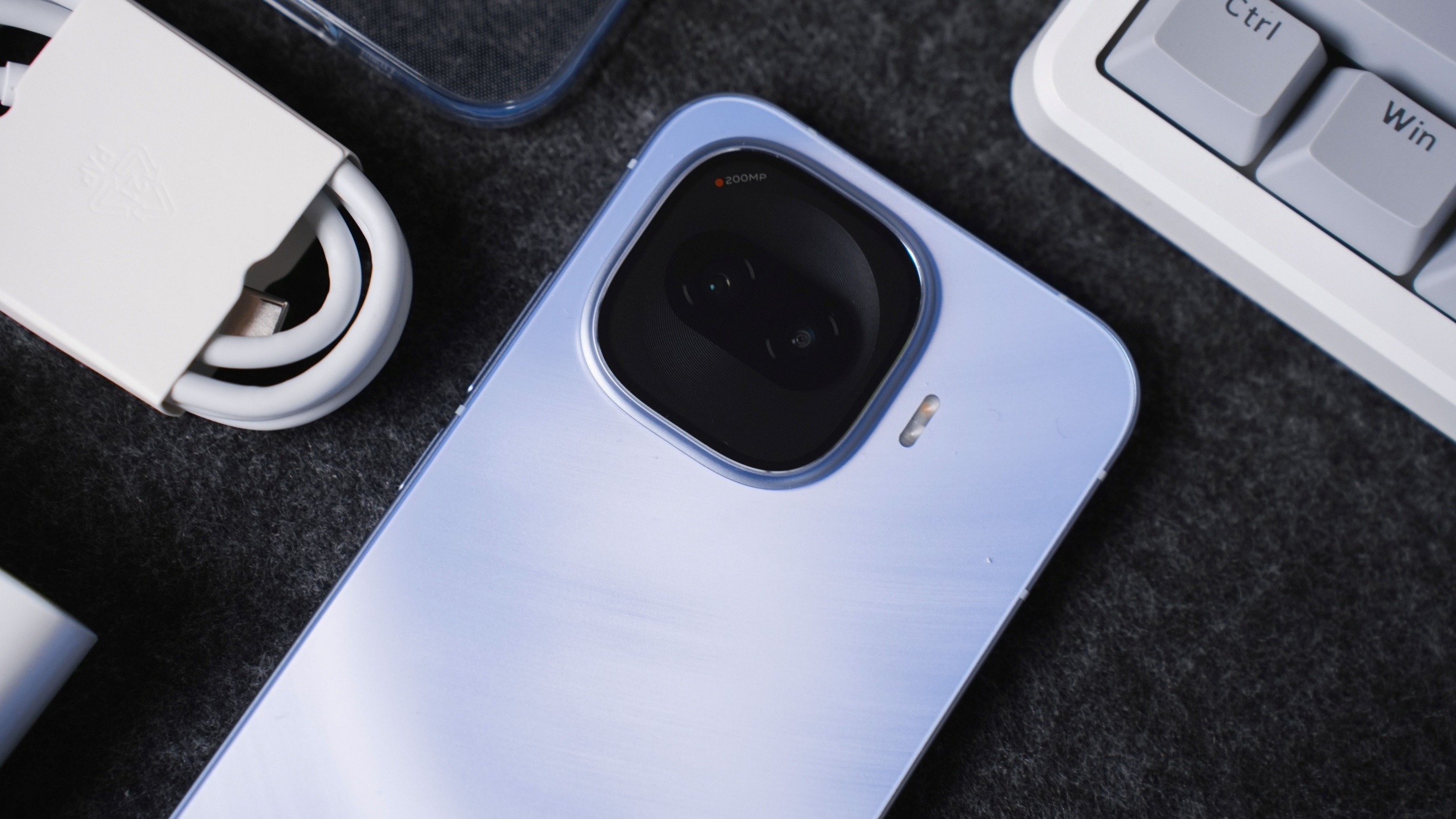 iQOO Z11 Turbo外觀上手：光影定格，一瞬綻放