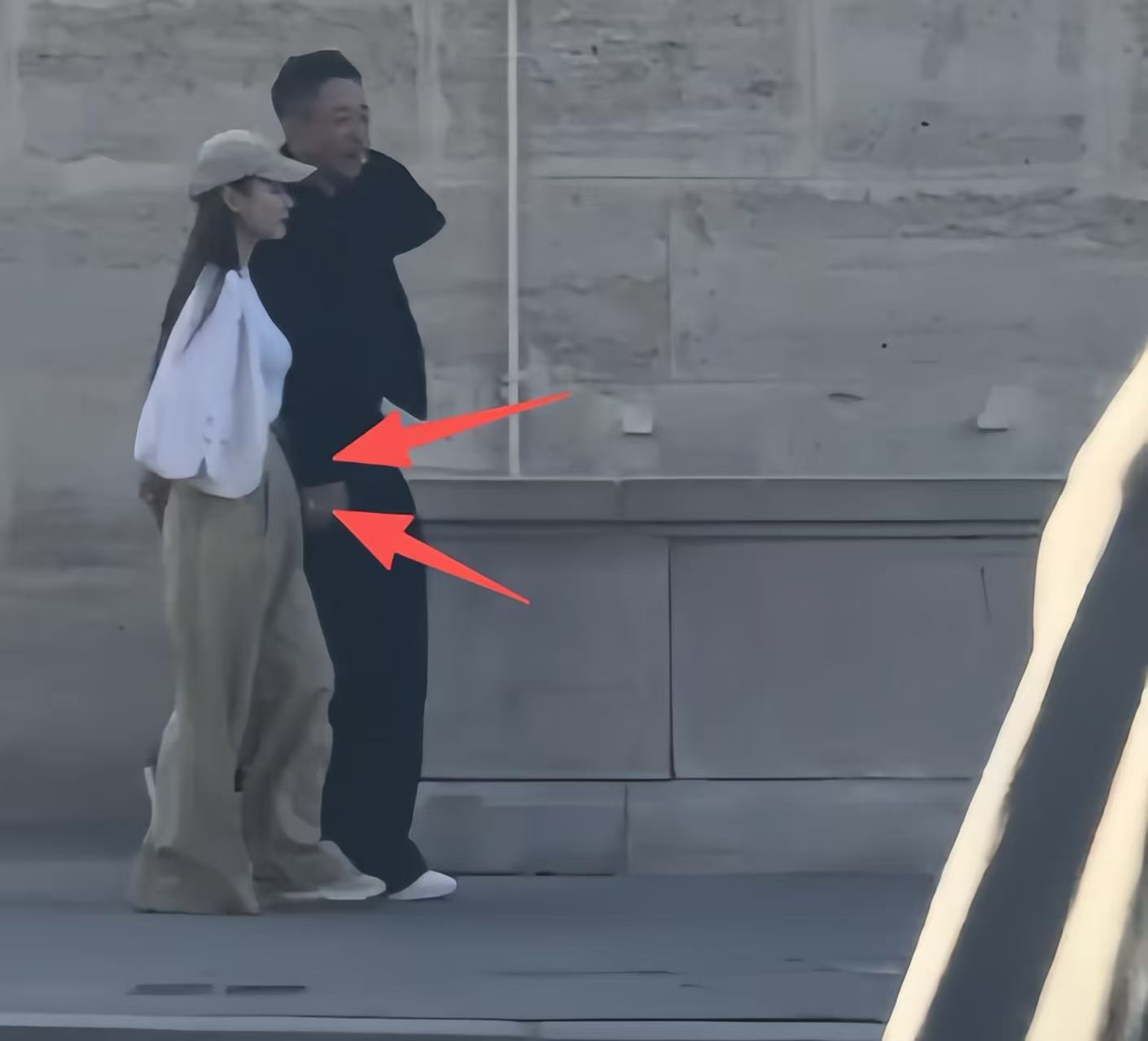 巴黎偶遇汪小菲夫妻!马筱梅孕肚快藏不住,相处细节暴露感情现状