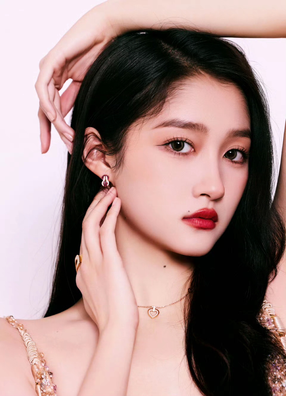 鎏金人鱼既视感!关晓彤亮片高开衩长裙,大长腿滑出屏幕