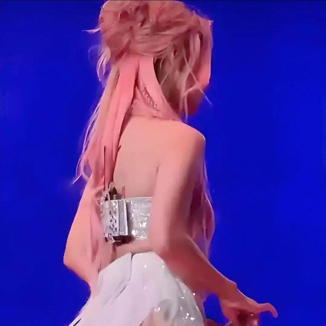 性感还是有伤风化?薛凯琪演唱会被嘲像穿尿不湿,门票价也引争议