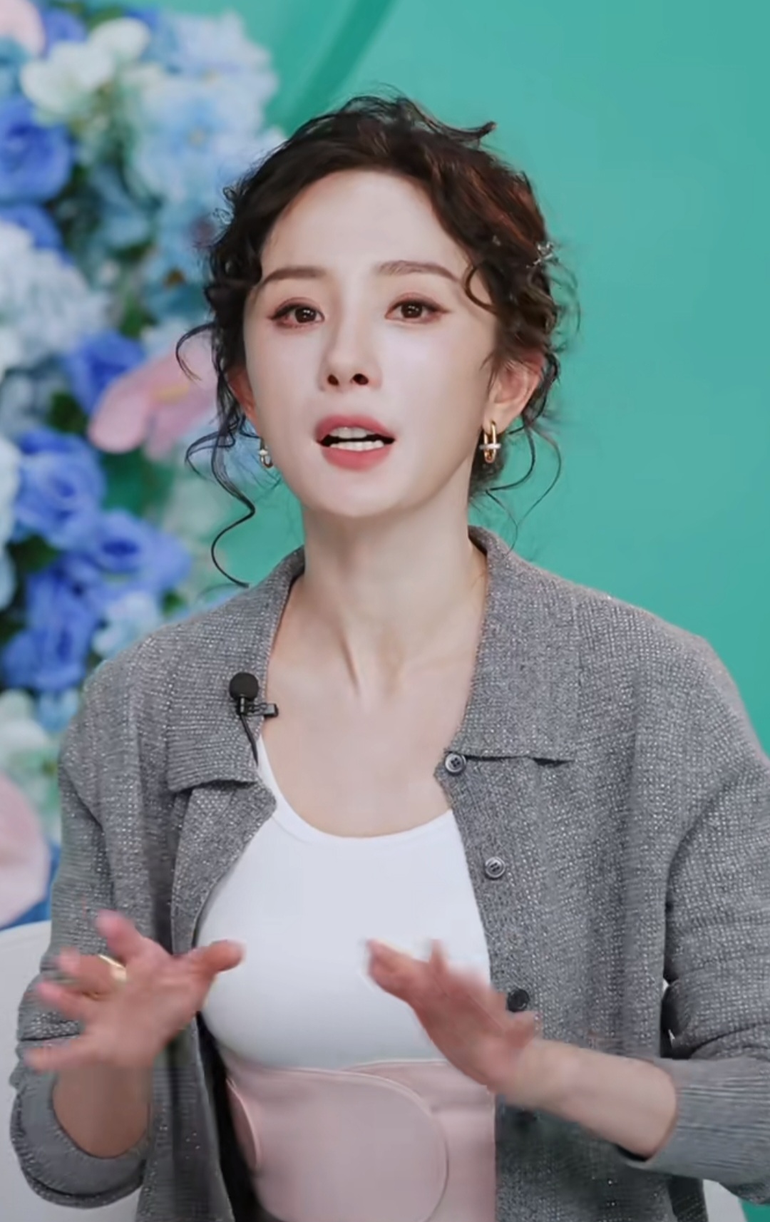 杨幂昨晚直播造型有突破，90年代复古影楼风的泡面卷盘发引发热议