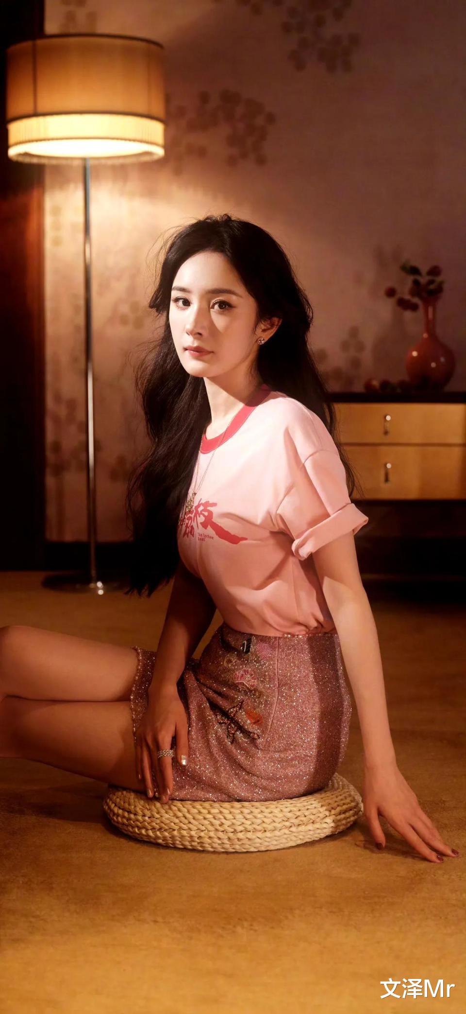 杨幂一袭粉色“长安的荔枝”主题T恤+闪钻短裙，少女感爆棚！