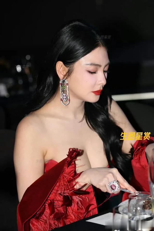 张雨绮这就是排到法国的含\uD83E\uDD5B量么？