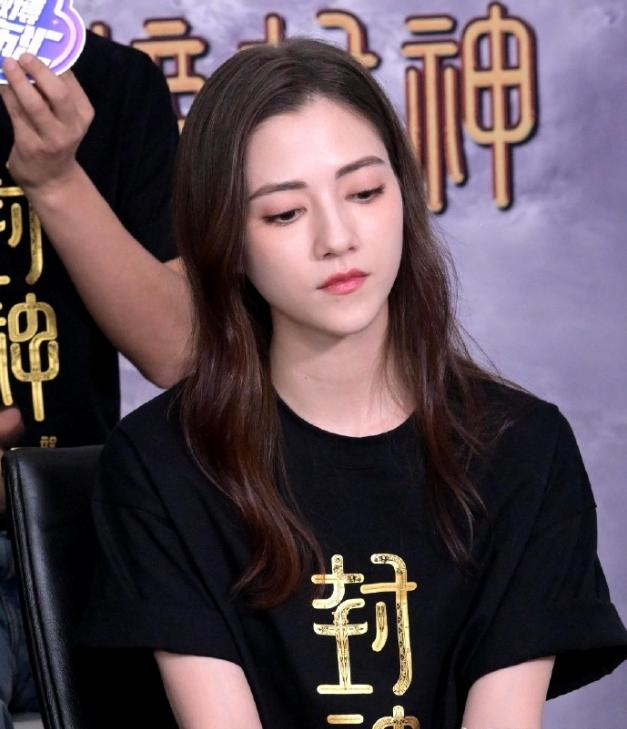 霍启山恋情被曝!女方是封神“妲己”,立场惹争议,恐难嫁入豪门