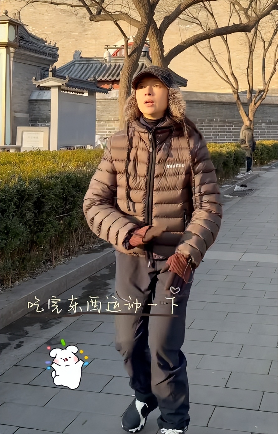 45岁董洁北京街头骑行,穿1万7羽绒服在大街吃肉串,人小能吃