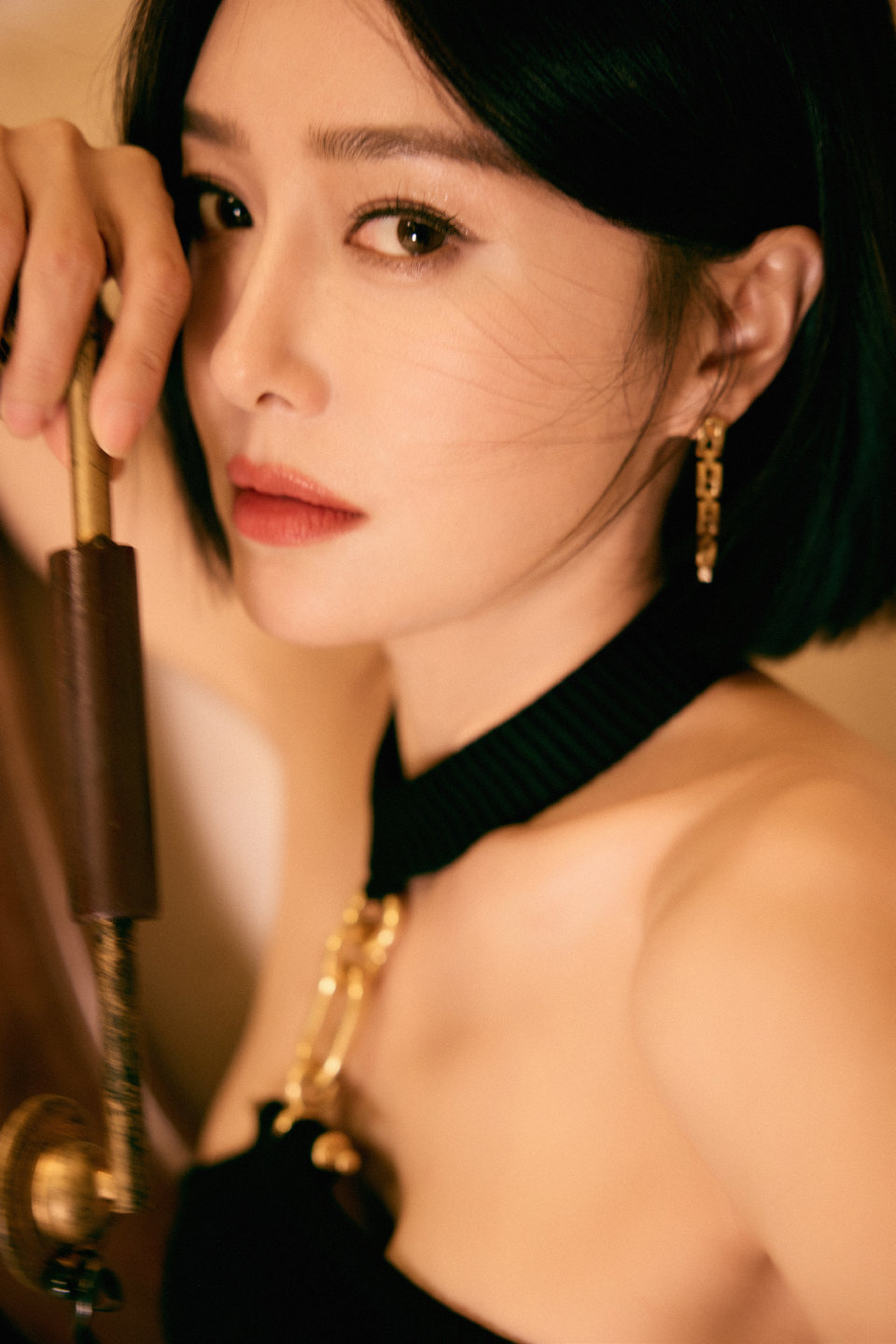 秦岚阿姨今日黑色露背装写真，成熟韵味让人着迷