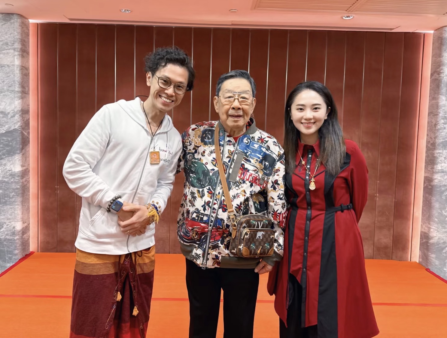 胡枫94岁寿宴群星捧场，穿大花外套打扮时尚不显老，四个曾孙相伴