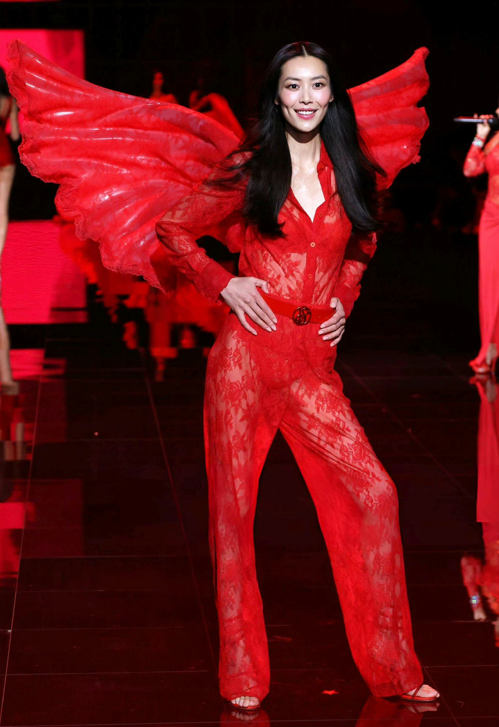 超模刘雯再登维密秀场,身穿红色连体裤戴红色翅膀,好娇艳
