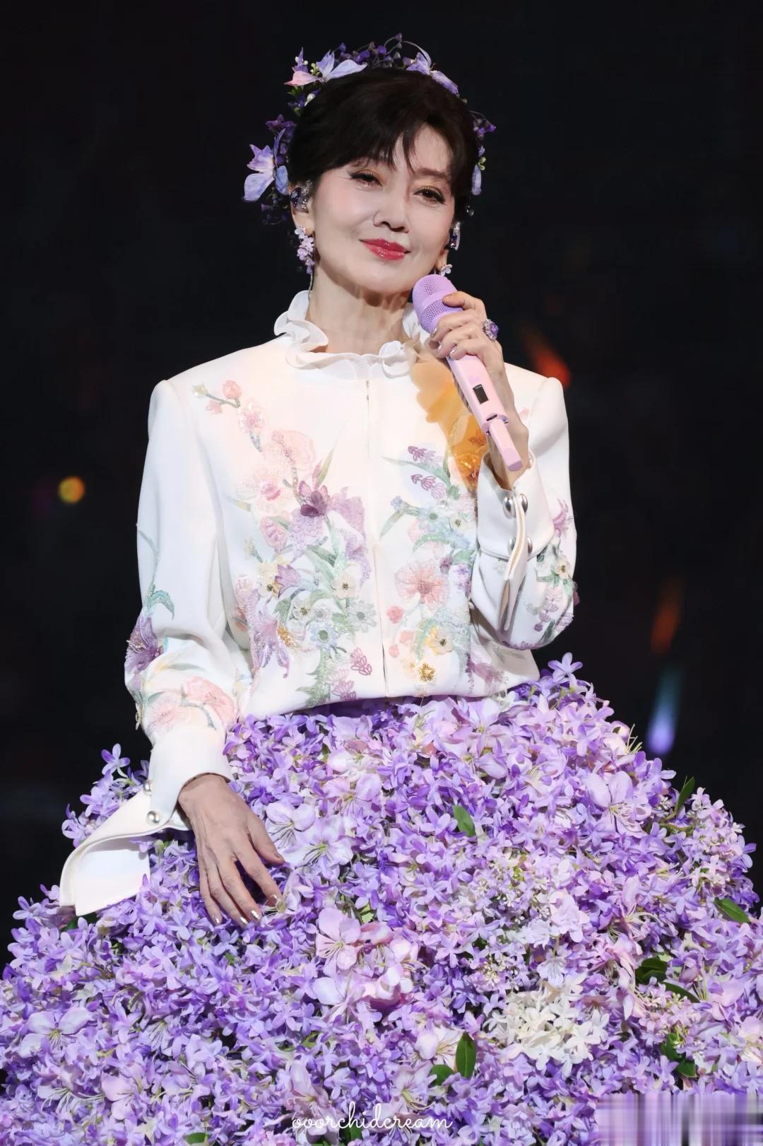 越来越不对劲!72岁赵雅芝和年轻人斗舞不在话下,与李连杰有一拼