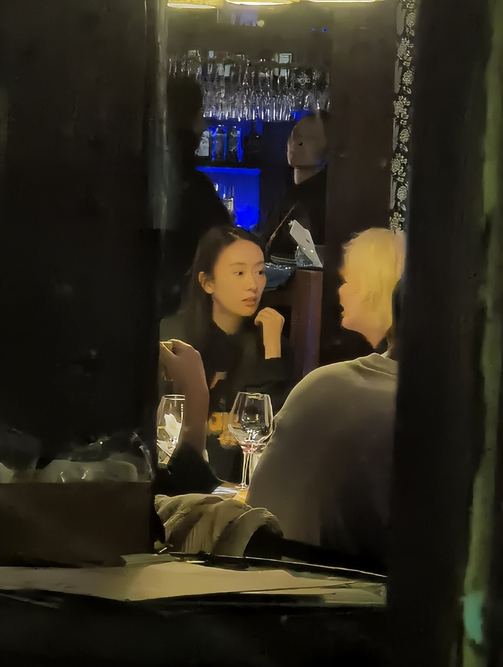 乌镇大佬聚会：刘欢满头银发，谭松韵嫩了，却被瘦下来的郝蕾惊艳