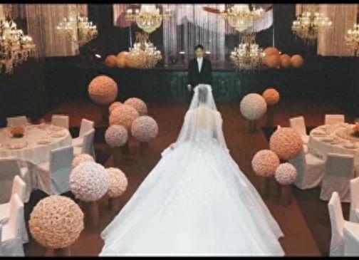 李嘉欣姐姐继子大婚!她被儿媳敬茶地位高,二婚高龄嫁豪门成传奇