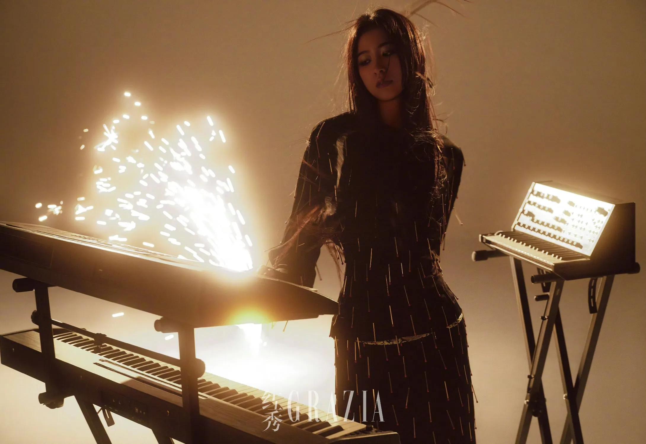 周雨彤《红秀》写真美图