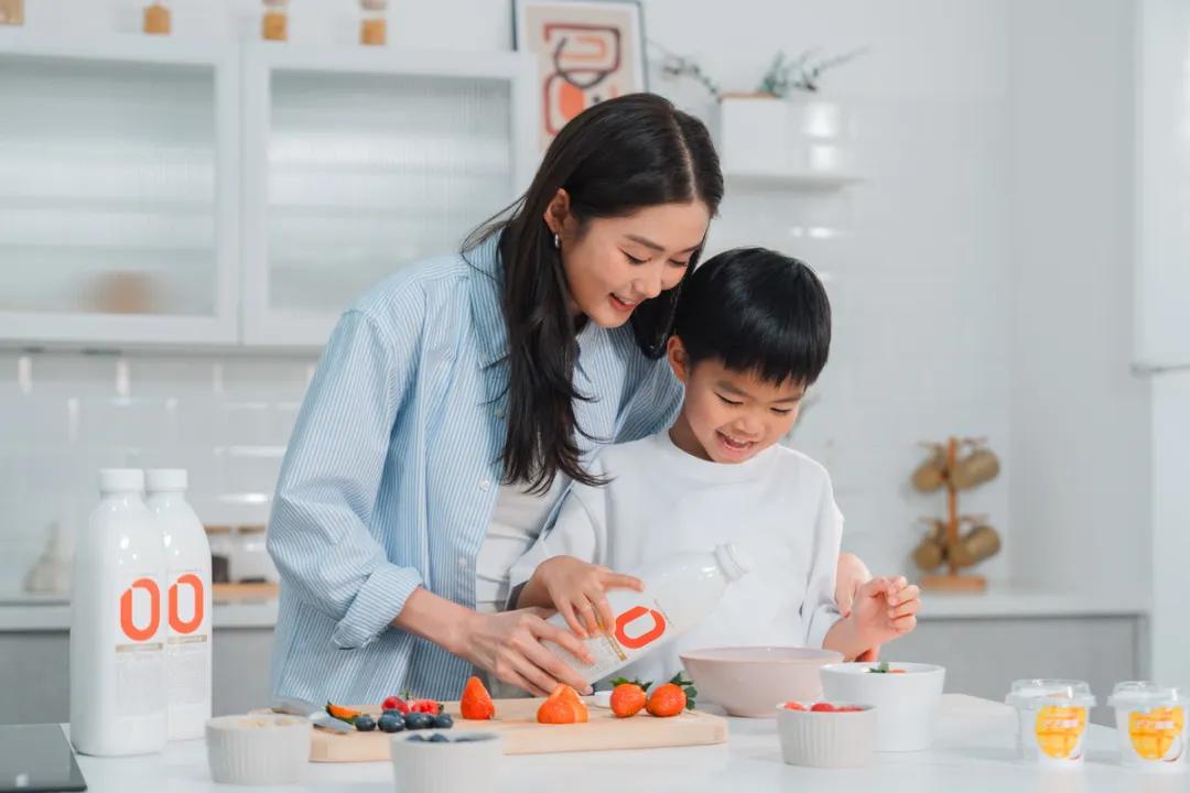 前TVB花旦首次与儿子合体拍广告,自爆跟老公特训爱子背对白