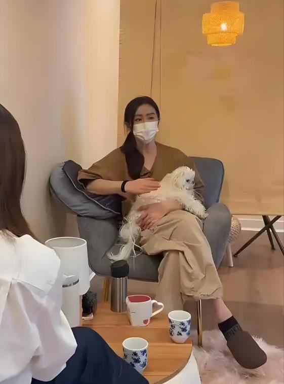 58岁王祖贤现身温哥华法会，帮忙打杂勤快利落，穿搭朴素不起眼