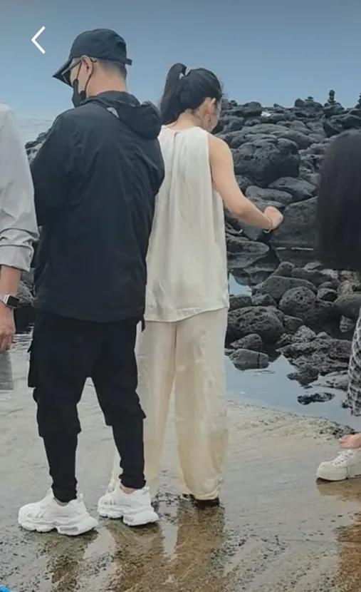 汪峰森林北现身济州岛！曝二人乘坐私人飞机来的，形影不离很恩爱