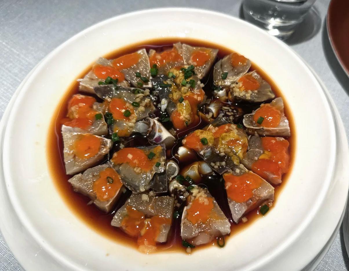 王晓晨和俞灏明高档餐厅约会，小嘴像抹了蜜好会说，俩人点6道菜