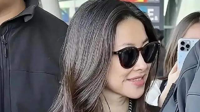 朱珠现身机场，不刻意遮掩头上的白发，41岁的她仍然优雅从容