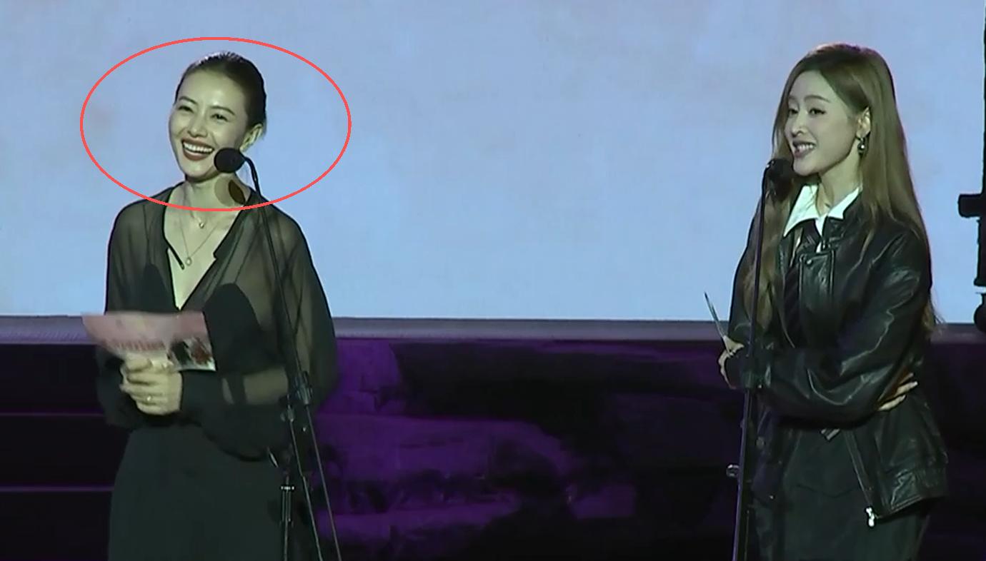 恩施红毯：张天爱不怕热，钟楚曦松弛，C位被网友嘲讽穿裙子没型