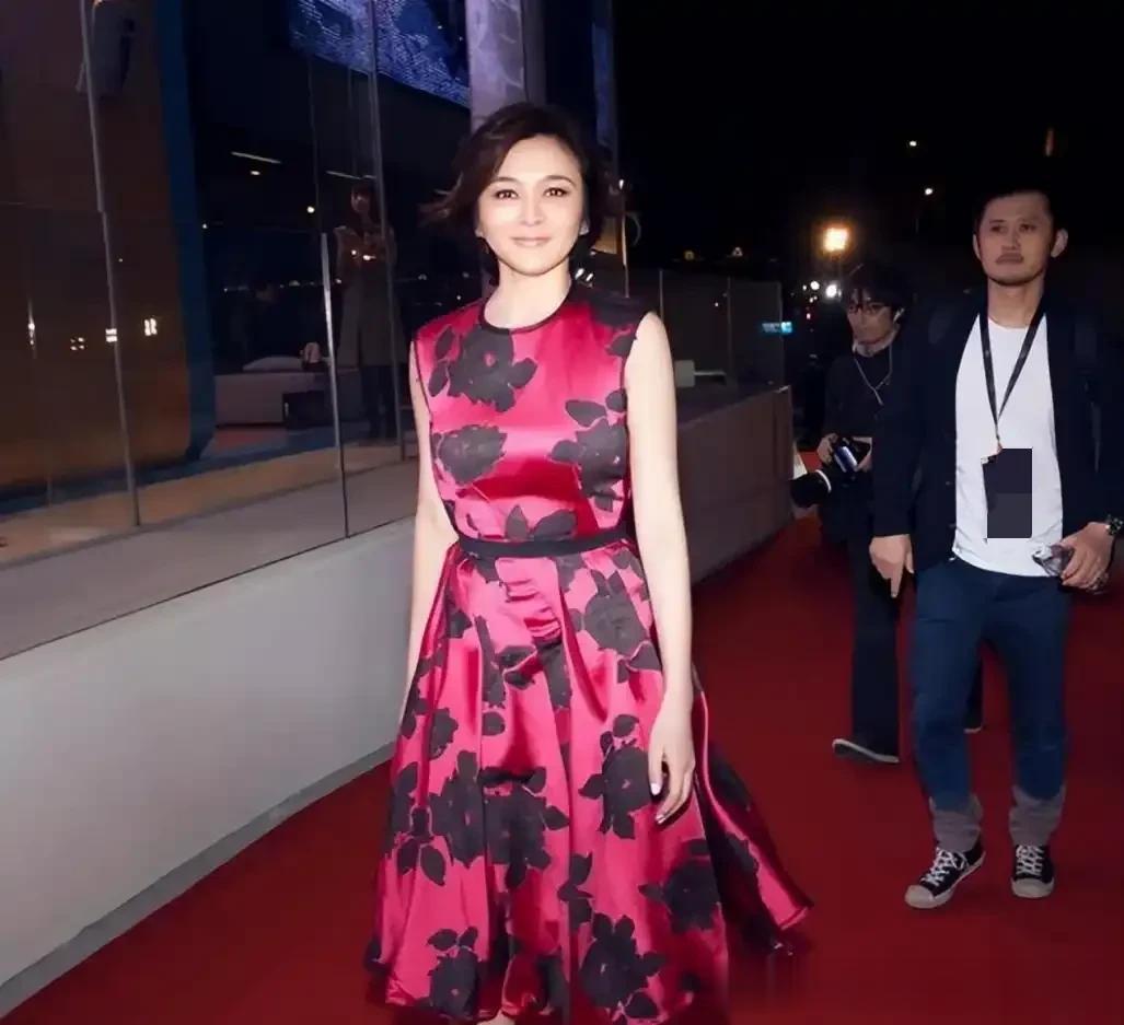 63岁关之琳新剪了短发年轻30岁,穿深V领连衣裙,美得像换了个人