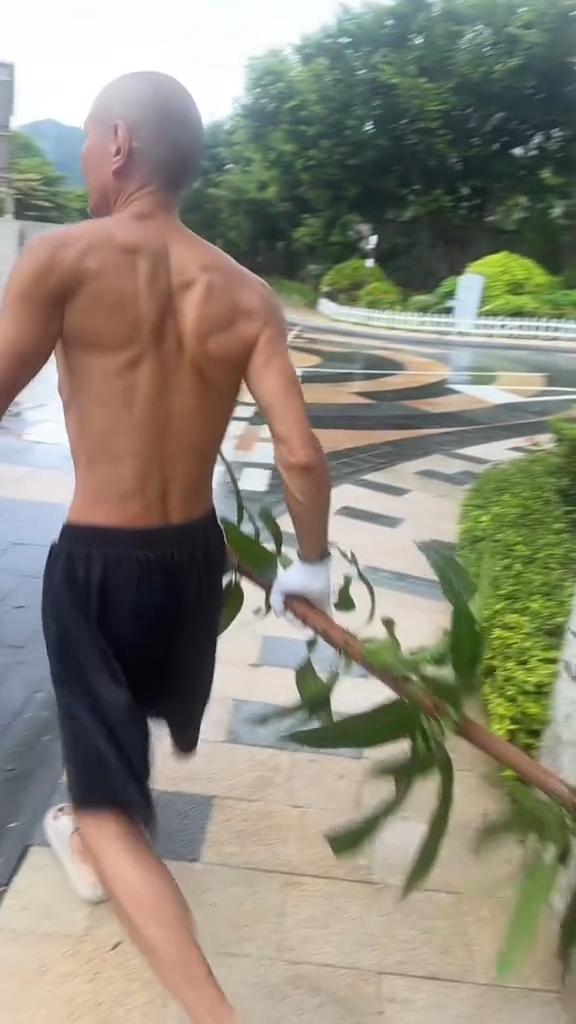 TVB前男星“持刀”在小区里做好事，一身肌肉显霸气，酷似刘德华