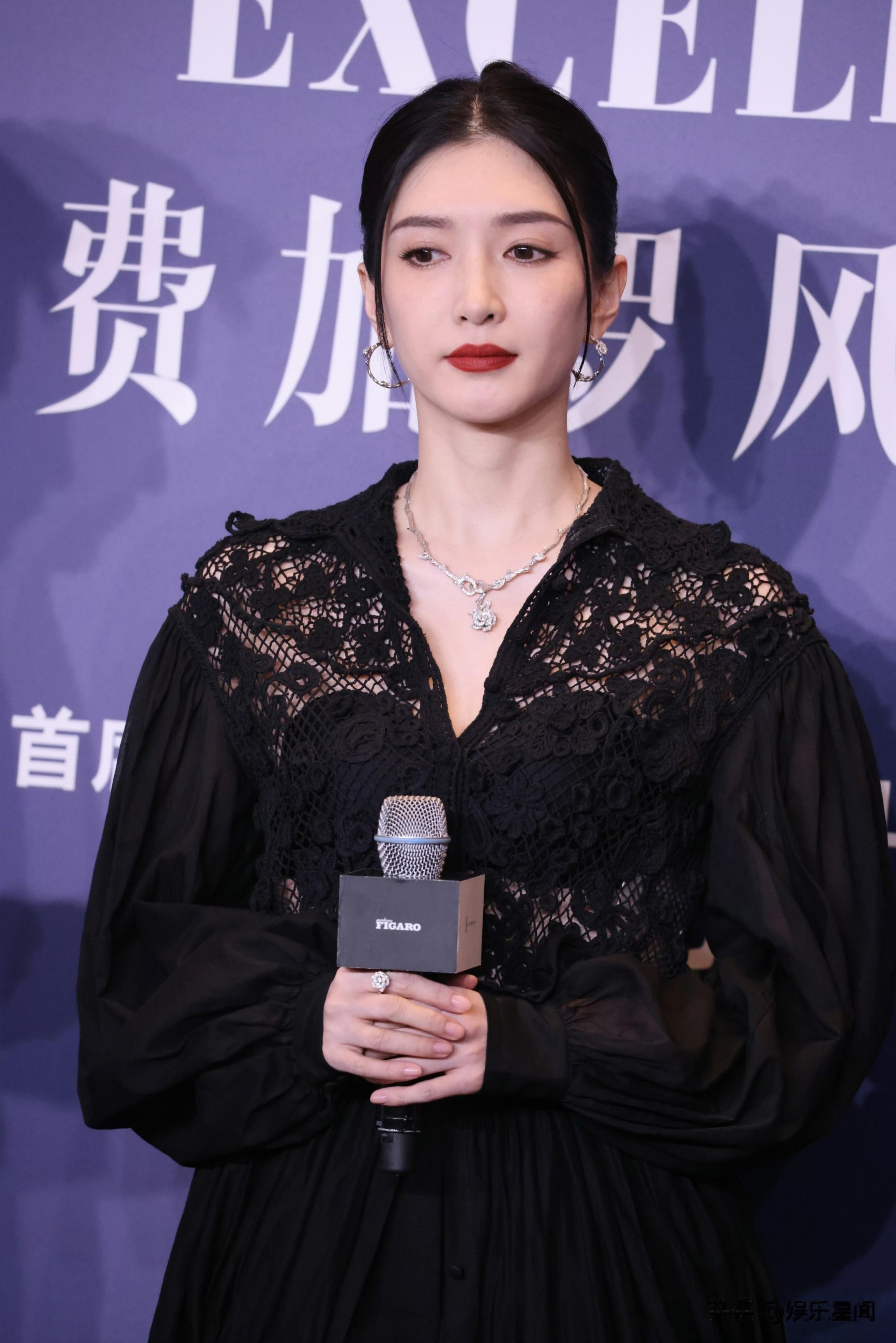 江疏影 费加罗红毯现场，冷白肤色在黑裙衬托下更显通透！