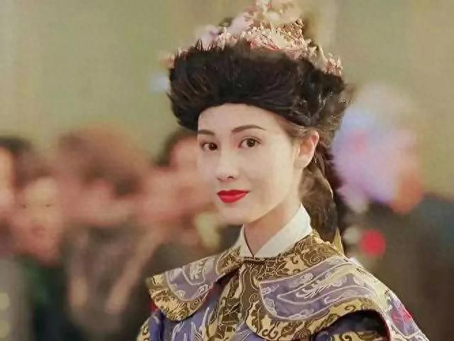 54岁李嘉欣露面，膀大腰粗不敢认，医美过度后遗症