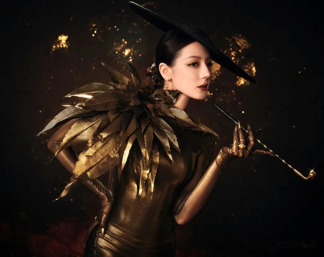 女星迪丽热巴《时尚芭莎》金九封面大片，权威美貌演绎无限可能