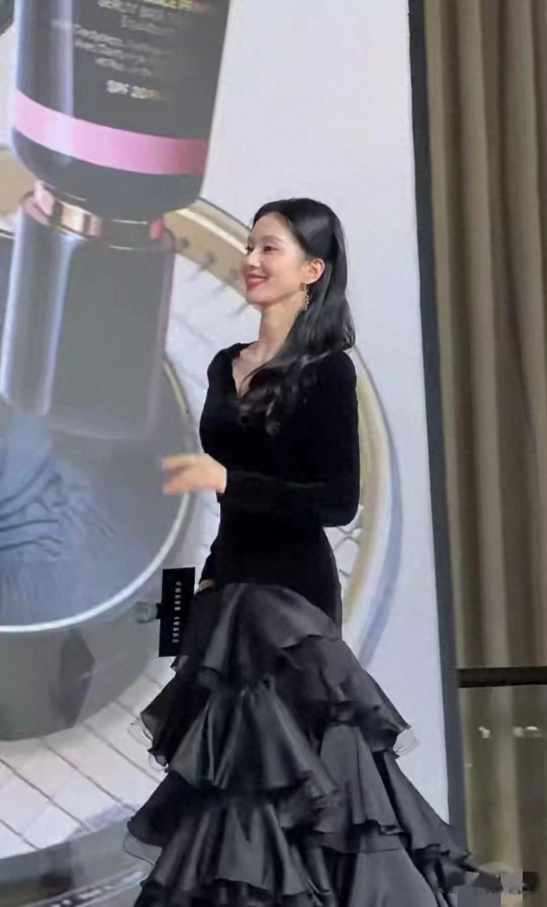 刘诗诗亮相品牌活动，黑丝绒长裙配飘逸黑发尽显东方典雅气质