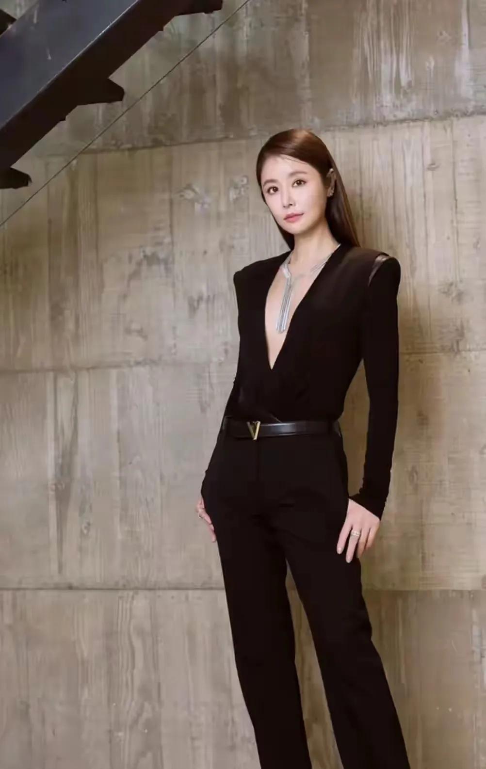林心如:不老女神~深v真空西装
