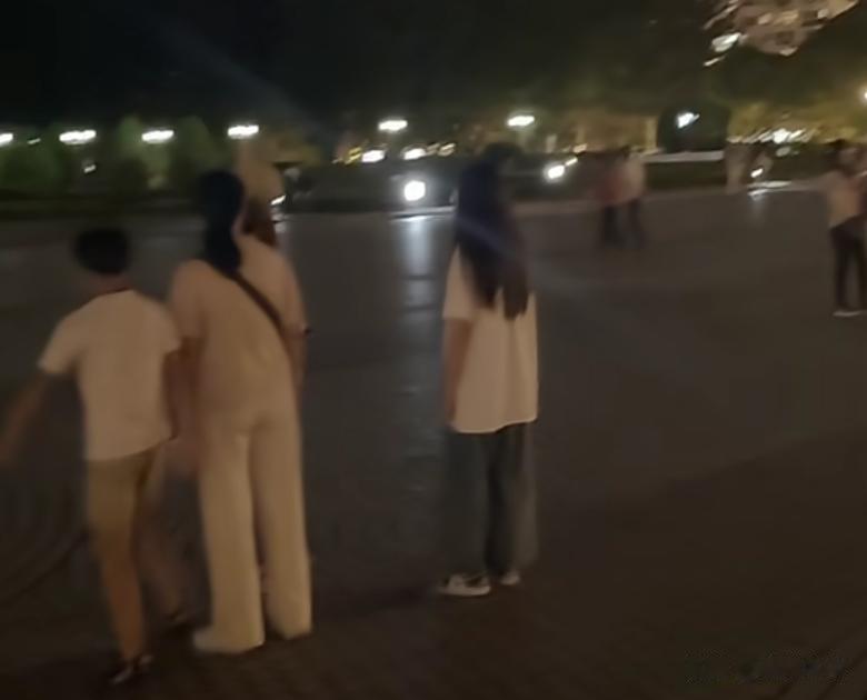 汪小菲罕见亲晒儿子正脸照，眉眼像极了大S，凸牙问题还没改善