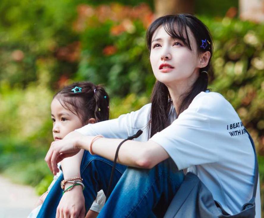 郑爽首度晒出在美生活，厨房简陋家具普通！发文仍会坚持心中所想