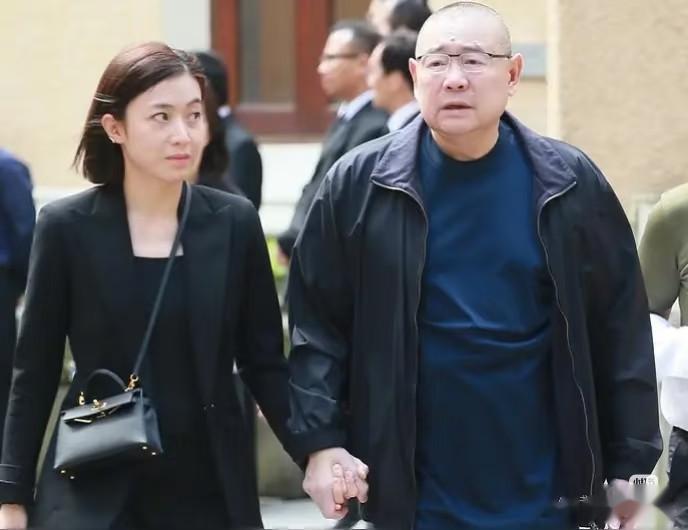 阔太甘比扎双马尾俏皮出镜，不用陪刘銮雄格外放松！少女像18岁