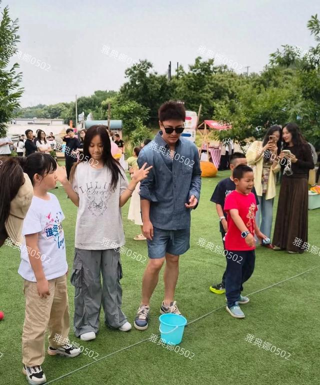 密云偶遇贾乃亮李小璐带甜馨过六一，一起的还有佟丽娅陈思成杜华