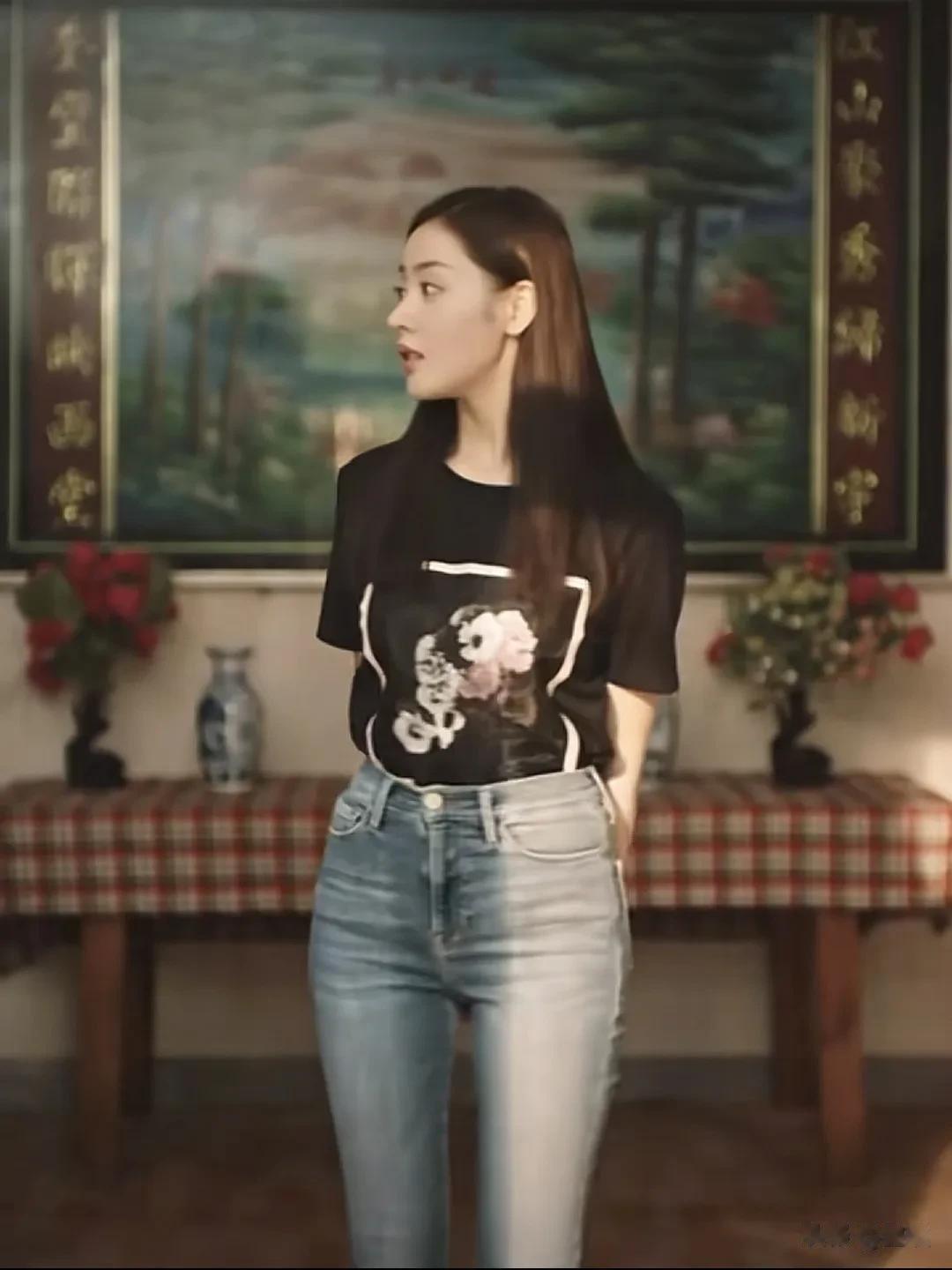 张天爱印花黑T和浅色牛仔裤