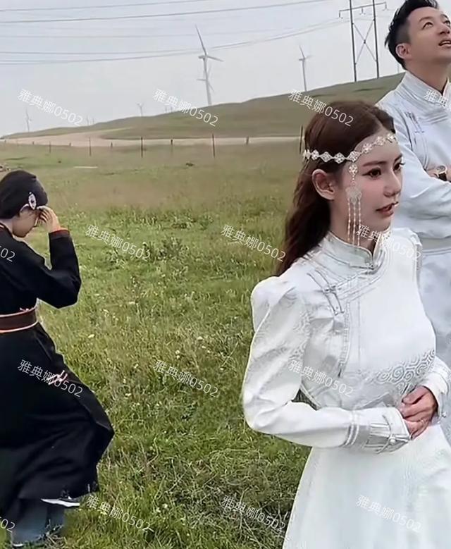 汪小菲兑现承诺带一对儿女到内蒙大草原,小玥儿的背影像极了大S!