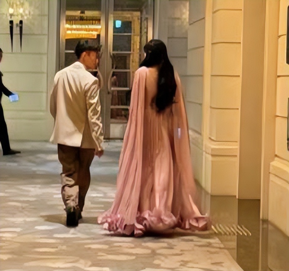 李靓蕾现身好友婚礼!四处搭讪大嘴吓人,深V开到腰抢尽新娘风头