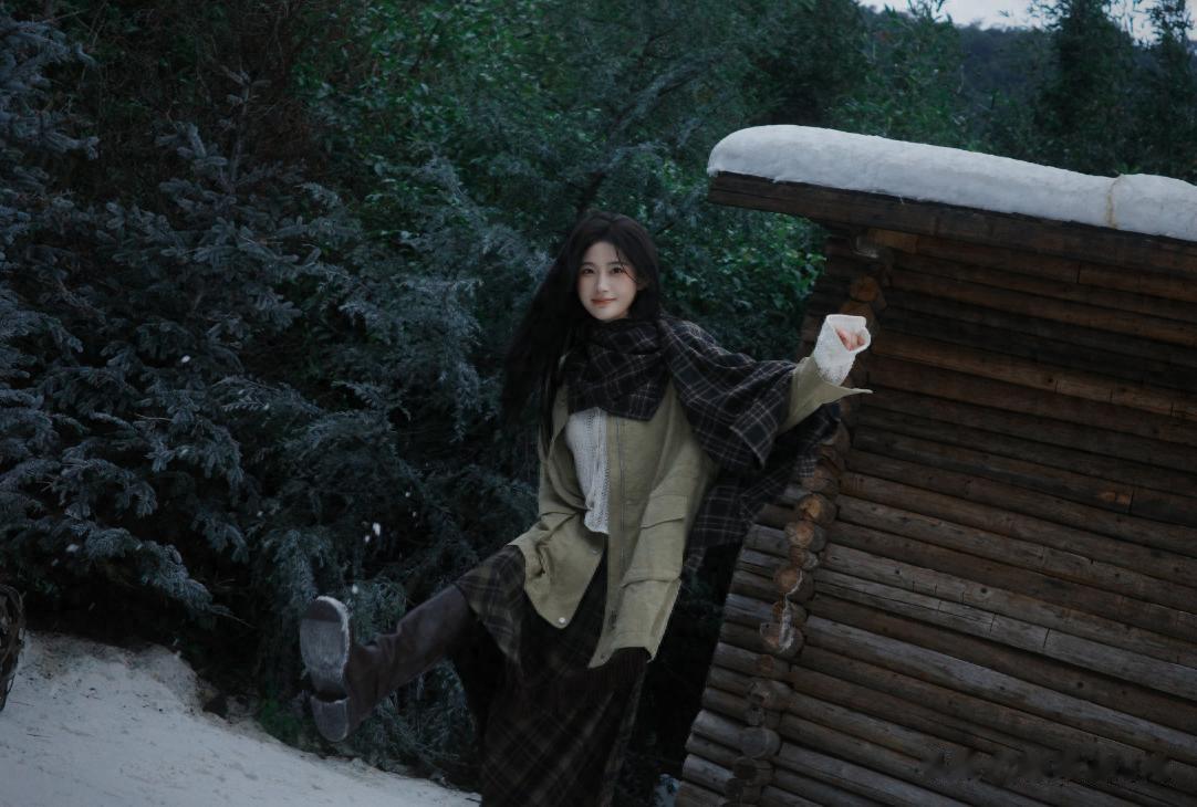 43岁陈意涵,森系穿搭真美,卡其色工装夹克+格纹裙,好精致