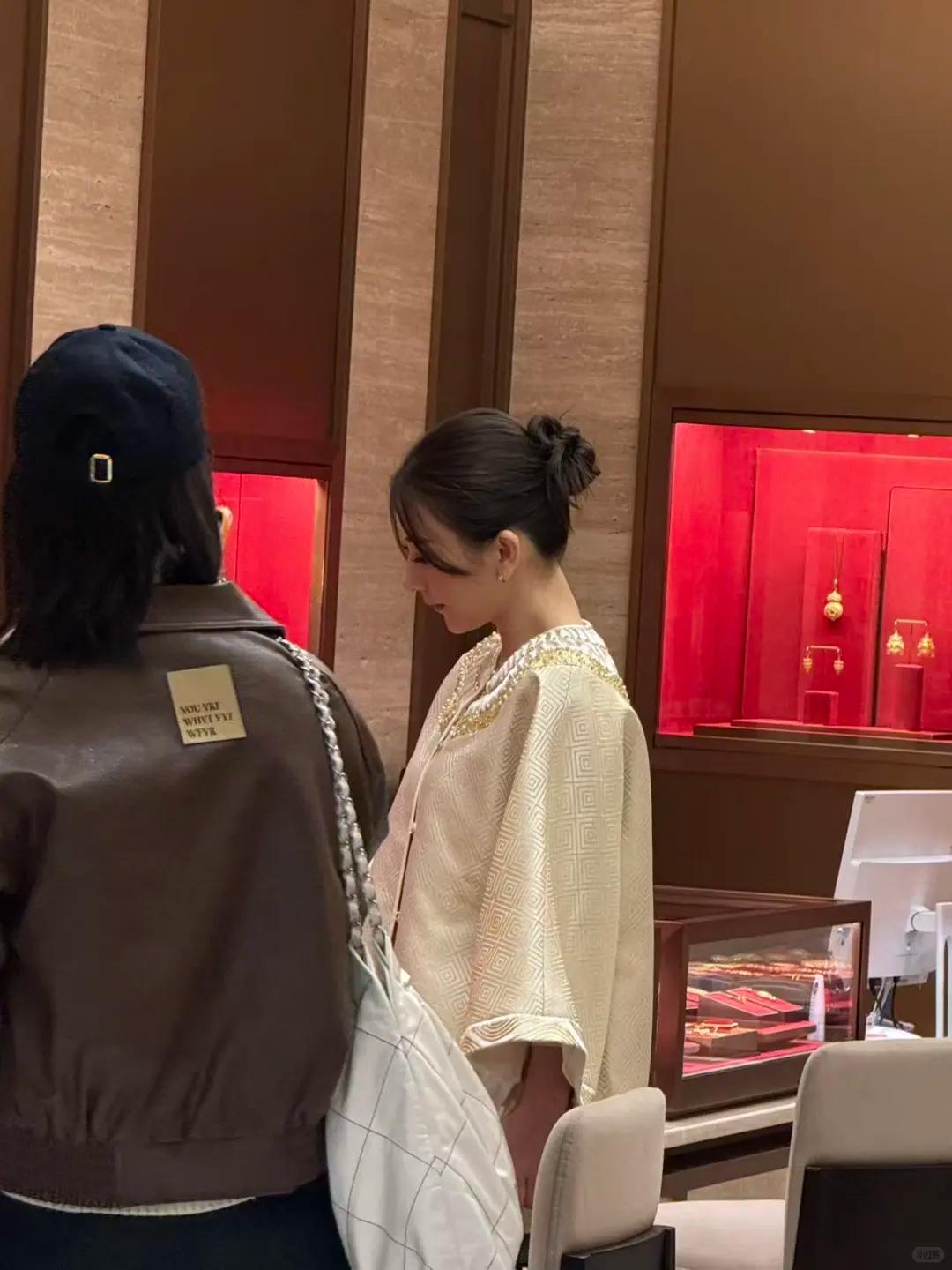 方媛上海购物被偶遇!生图个子矮小身形肥硕,溜肩驼背无名媛气质