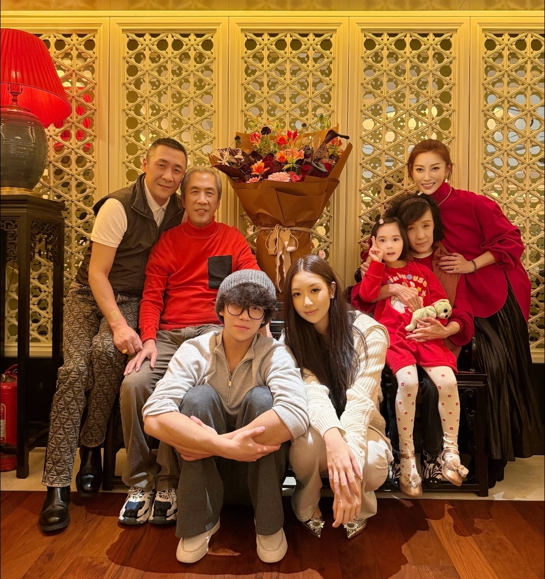 章子怡哥哥结婚20周年晒全家福，章父章母保养年轻，仨子女颜值高