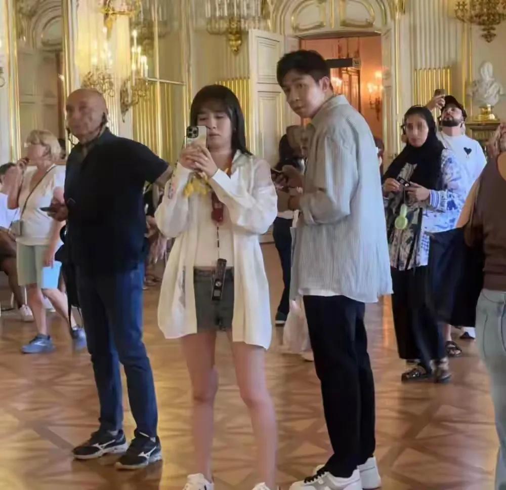 俞灏明王晓晨夫妇被偶遇，女方穿长裙孕味浓，更新动态宣传新剧