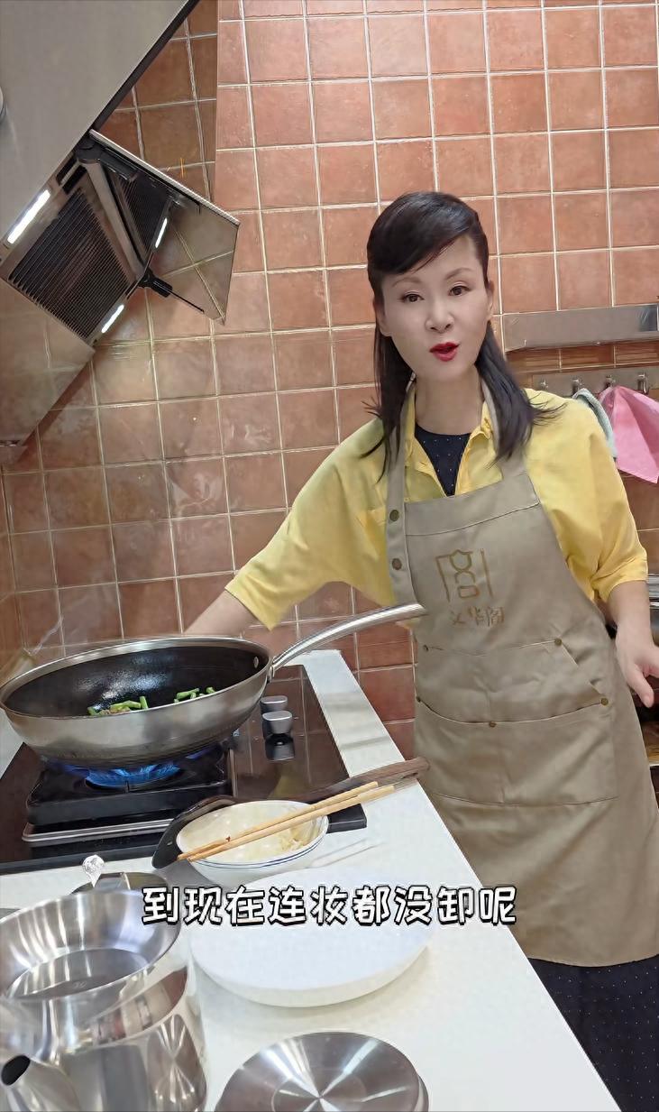 59岁于文华晒北京别墅，上下两层装修雅致，二婚老公年轻帅气