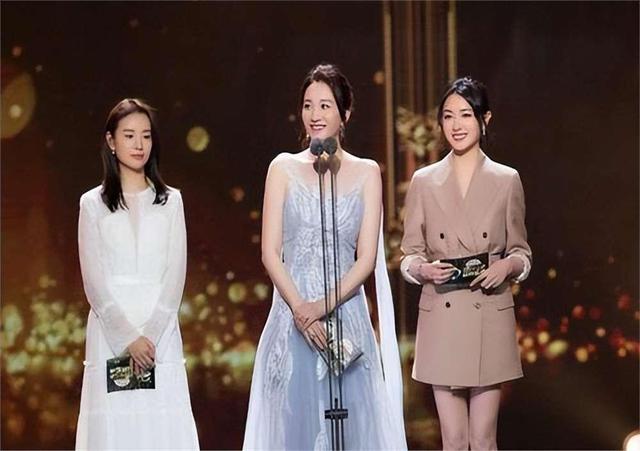 又矮又瘦的董洁算大美人吗？看完她跟秦岚、李小冉合照就知道了