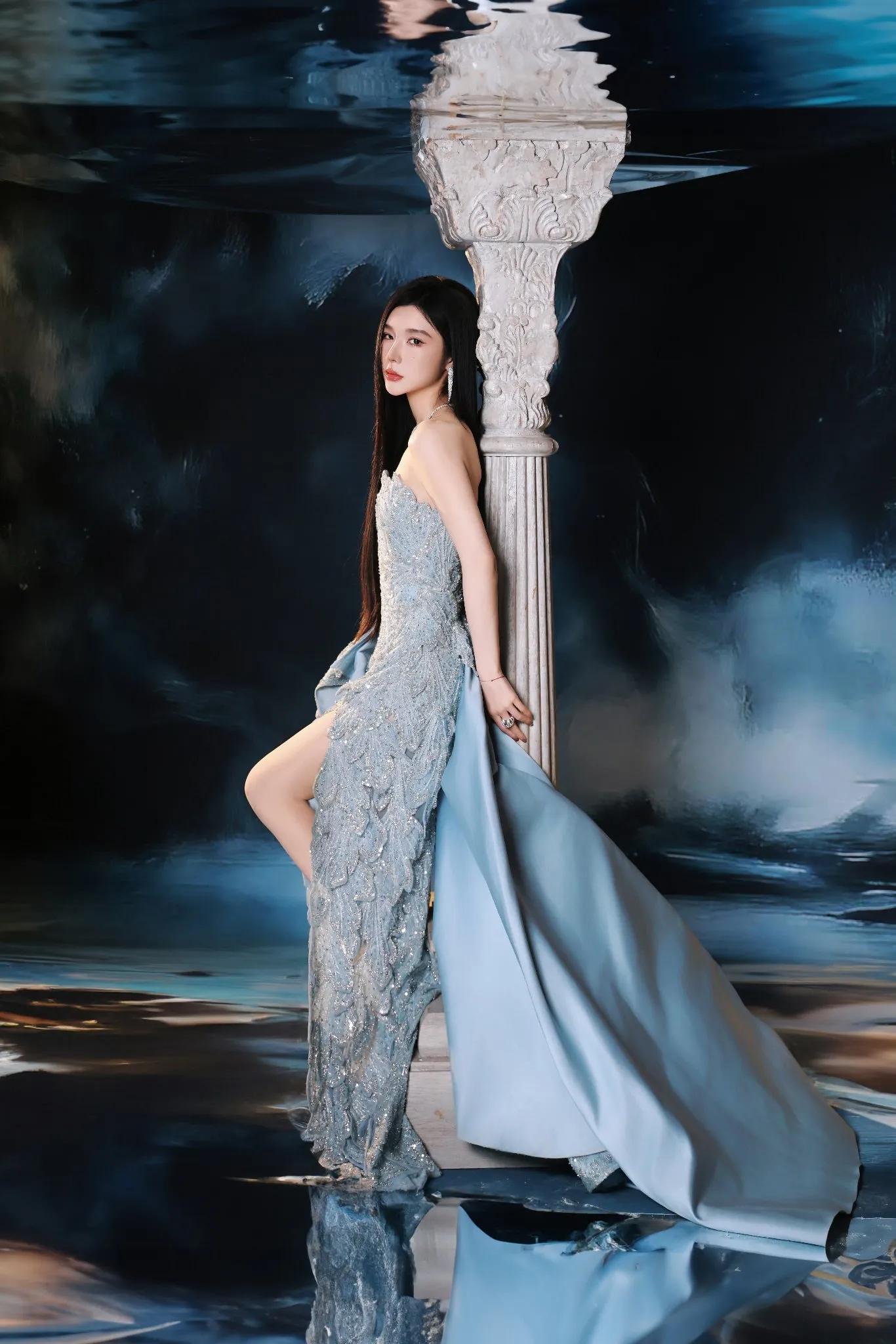 戴燕妮抹胸写真美图